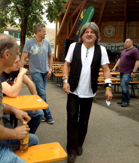 01 Eine Stunde vor dem Auftritt sitzen die Musikkollen noch gemuetlich zusammen.jpg